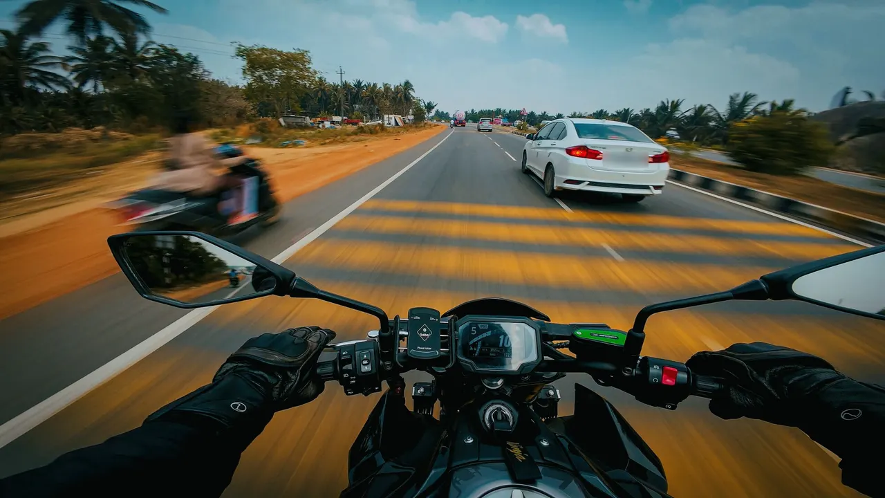 Motosiklet gidonundan yol görünümü